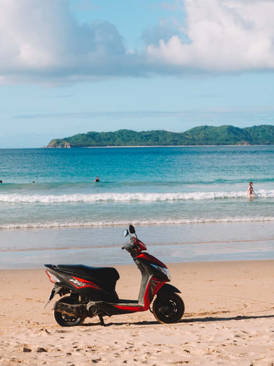 Scooter on Nacpan beach, El Nido