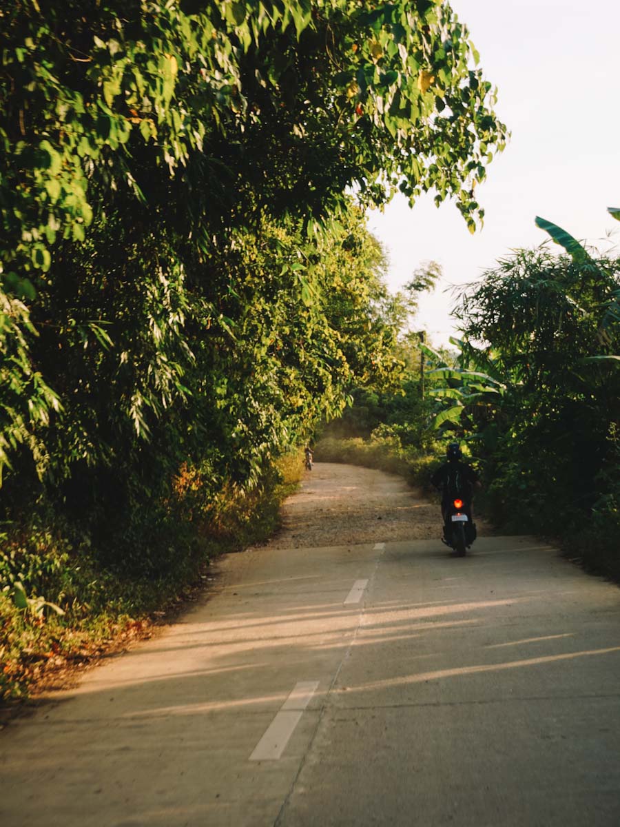 Scooter drive to Nacpan beach over rough road